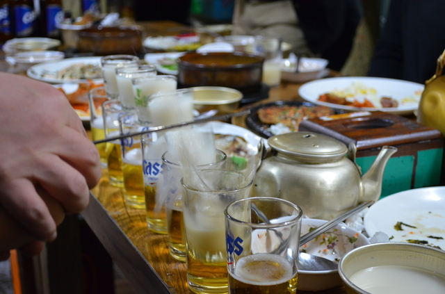 運がよければ韓国流の飲酒パフォーマンスを見せてもらえるかも。「イェッチョンチプ」にて