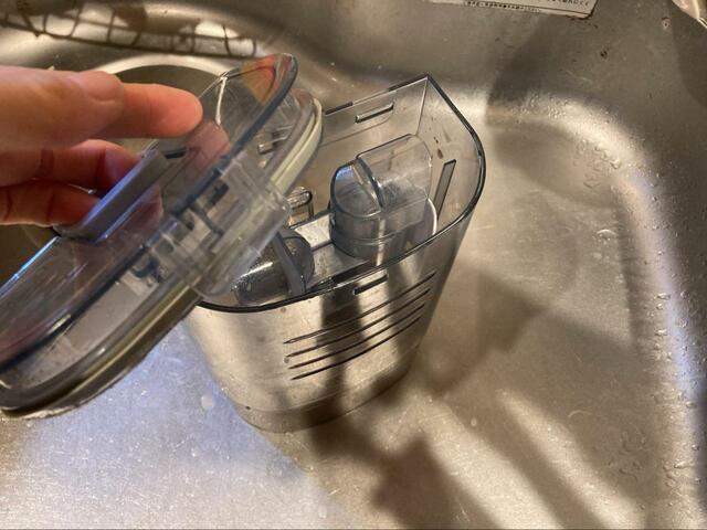 【アイリスオーヤマ リンサークリーナーRNS-P10-W】溜まった汚水はタンクを取り外して捨てるだけ