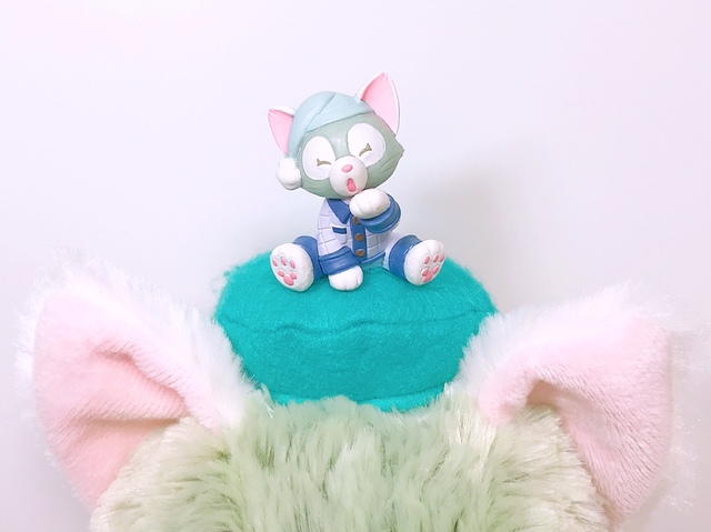 ベレー帽の上にちょこん