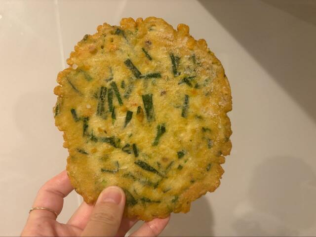 【ロピア 冷凍海鮮チヂミ】手のひらをはみ出す食べ応えのあるサイズ、ニラや海鮮がぎっしり入っているのが見ただけで伝わってきます!
