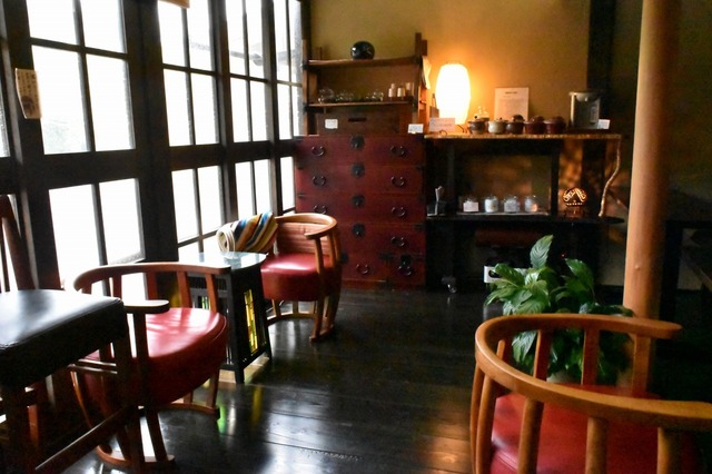 ここでお茶やお酒の試飲を自由に楽しめる