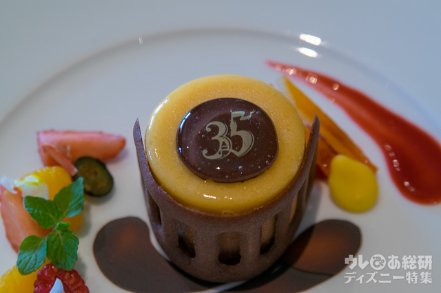 アールグレイのガナッシュ入りミルクチョコレートのムース アプリコットソルベ｜“ディズニー・イースター”ランチコース 5,200円｜東京ディズニーシー・ホテルミラコスタ「オチェーアノ」