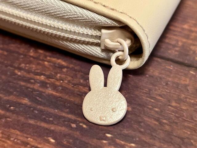 【sweet(スウィート)4月号:付録 ミッフィーのじゃばらカードケース】ファスナーも同色でミッフィーモチーフ付き!