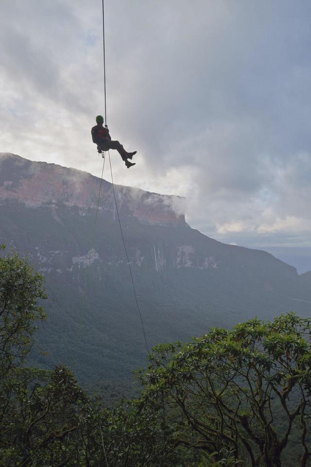 『エクスプローラー 世界最後の秘境テプイ』