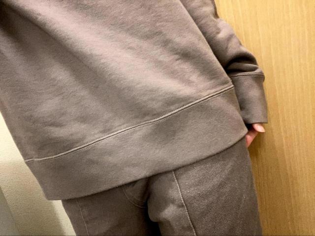 【ユニクロ スウェットシャツ とんすけ】腰が隠れる長さです