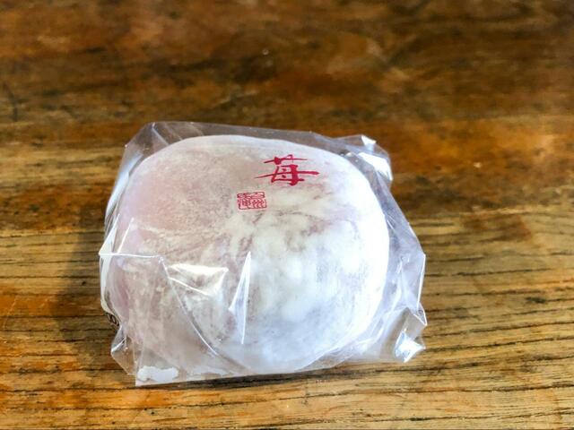 【シャトレーゼ　白州名水大福　苺】手のひらサイズの苺大福が見た目にも可愛いですね