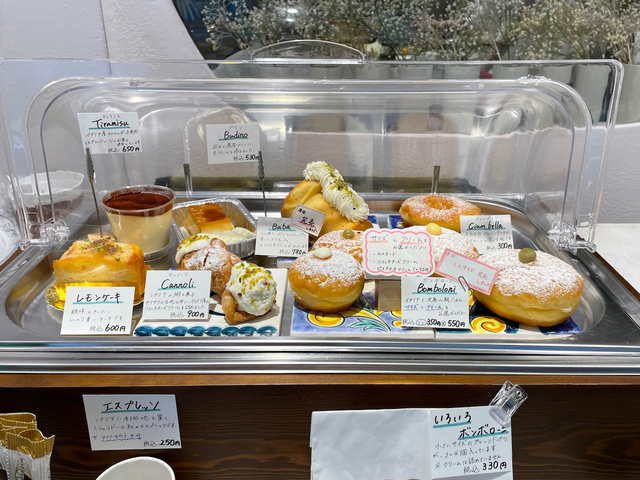 【Litus】見本のお菓子がカウンターに並んでいる。どれにするか、いつも悩む