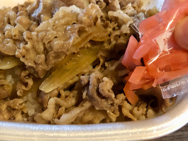 【すき家　牛丼おしんこランチセット】紅生姜をトッピングしていただきます！