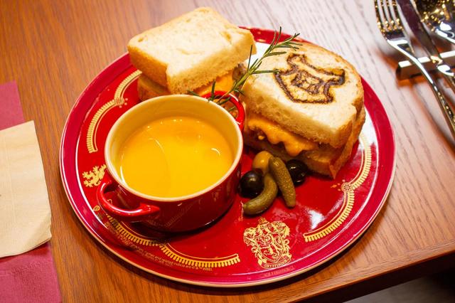 ホグワーツ チーズトースティー グリフィンドール ～ ビーフ＆オニオン ～ 1,760円
