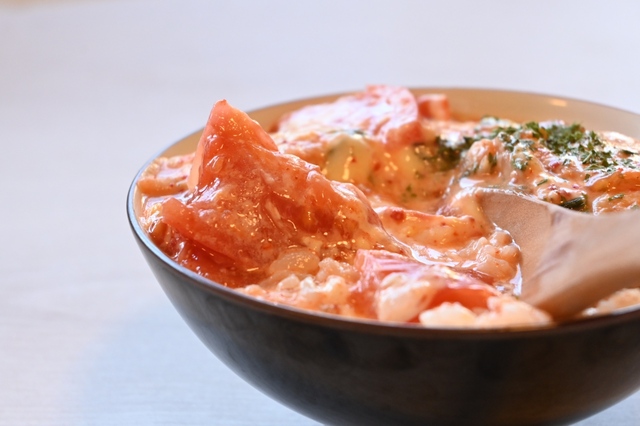 「トマト×キムマヨチーズ丼」はトマトチーズリゾットのようなお味