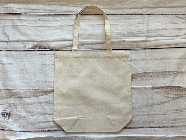 バックは装飾がないシンプルなデザイン