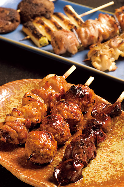 やきとり鳥久（新馬場） （手前右から）レバー 190円／つくね、やきとり 各220円／（奥右から）なんこつ 190円／ねぎま 220円／いかだ（長ネギ） 190円／しいたけ 220円  旨みが凝縮された焼き鳥はとてもジューシーな味わい。部位ごとの食感の違いも楽しい。