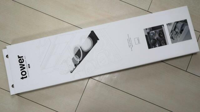 【山崎実業 tower 伸縮キッチン引き出し中ラック ワイド】カラーはホワイトとブラック、本体サイズは幅60〜108×奥行15×高さ3cmです