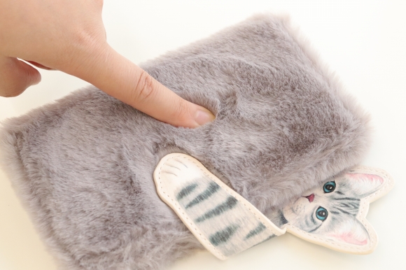 猫がのぞくふわふわスマホケース