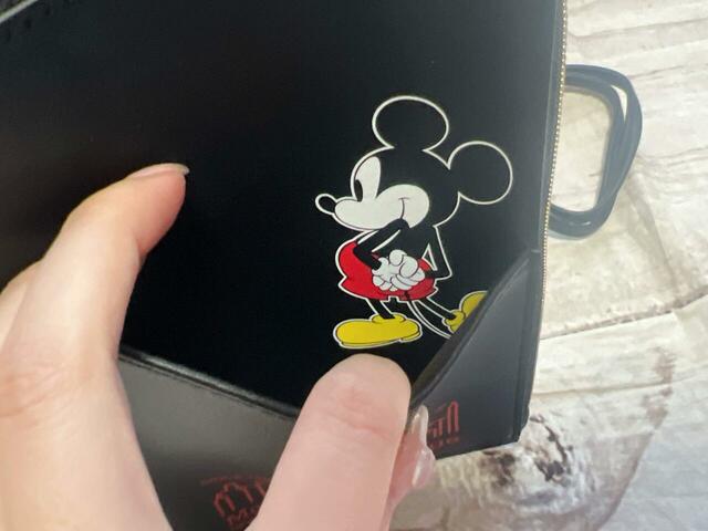 ポケットの中にもかわいいいミッキーマウスのプリント付き