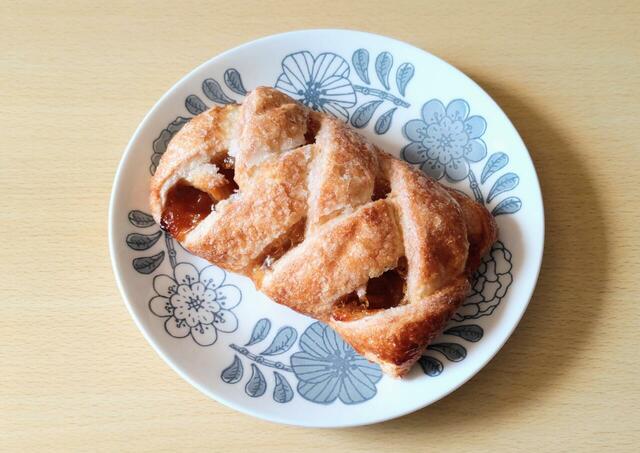 【コストコ アップルシュトルーデル 1000g（8個） 1498円】パイ生地でリンゴのフィリングを包んだ菓子パン