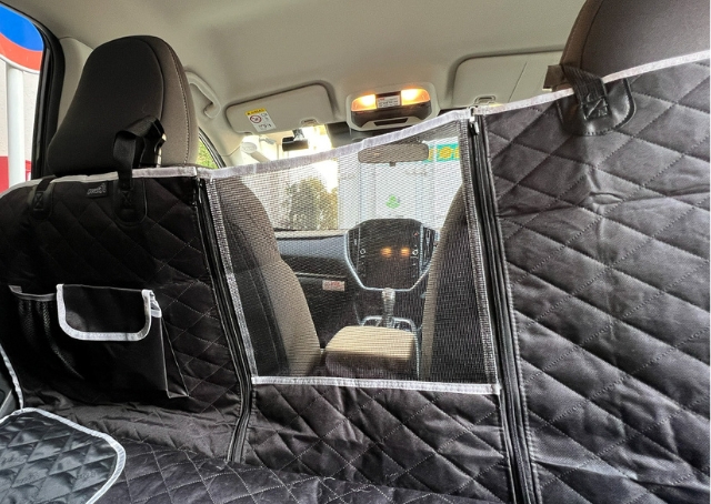 【Pecuteペット用ドライブシート】メッシュウィンドウはかなり大きく、エアコンも後部座席まで早くしっかり効きそうです