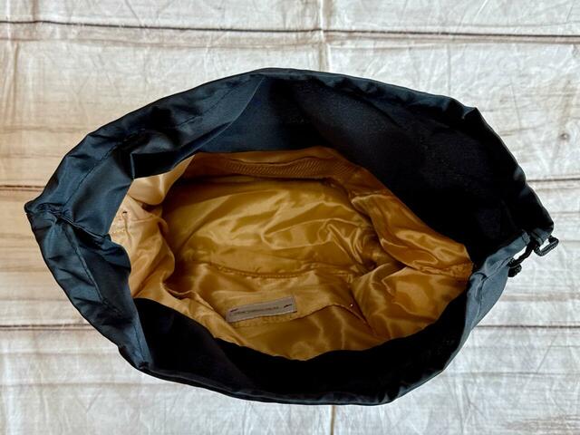 内側はベージュの裏地付きで中身が見やすくGood！