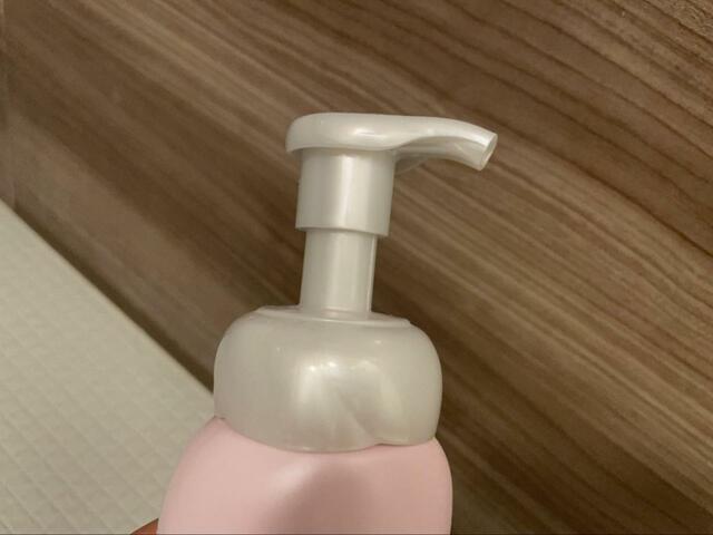 【山崎実業 マグネットディスペンサーホルダー 泡タイプ】こちらのボトルは、ポンプ部分がカーブしているので、ディスペンサーホルダと上手くハマらず、使えませんでした