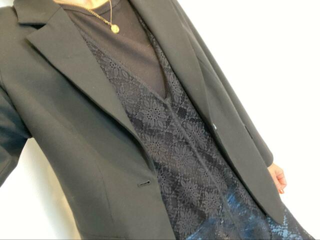 【GLOBAL WORK 2WAYレースワンピース】Vネックで着用。ジャケットと合わせるとちょっとカジュアルな印象になります◎