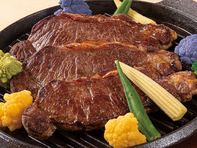 「牛サーロイン肉のステーキ」＜期間：2026年1月9日～3月15日の金・土・日曜日＞【サーロインステーキ＆苺スイーツが食べ放題！「東京ベイ舞浜ホテル ファーストリゾート」の“金・土・日限定ディナービュッフェ”】