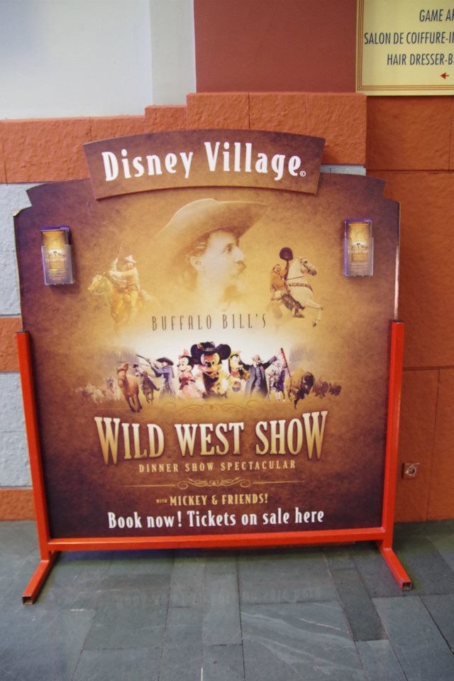 ディズニービレッジのショーレストラン「WILD WEST SHOW」の広告