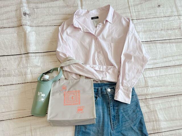 ピンクのシャツとセミフレアデニムの綺麗目カジュアルコーデに合わせてみました♪