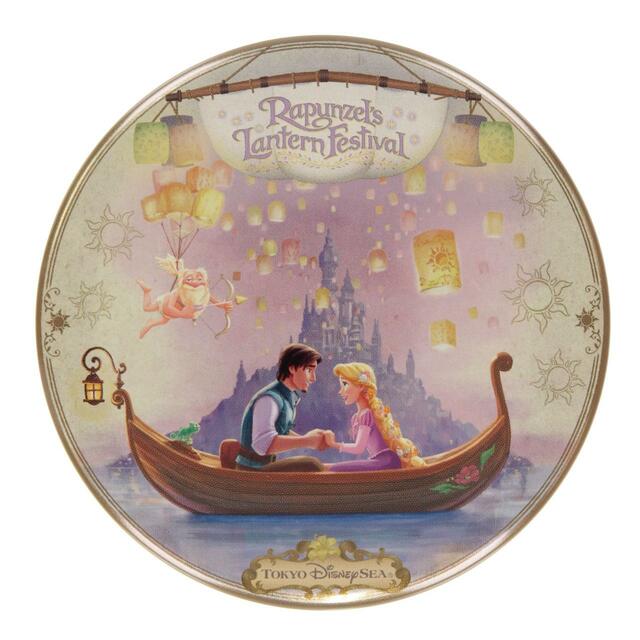 カンバッジ 500円｜「ラプンツェルのランタンフェスティバル」をテーマにしたグッズ｜東京ディズニーシー新テーマポート「ファンタジースプリングス」｜販売店舗：東京ディズニーシー「エンポーリオ」｜発売日：2024年5月28日（火）