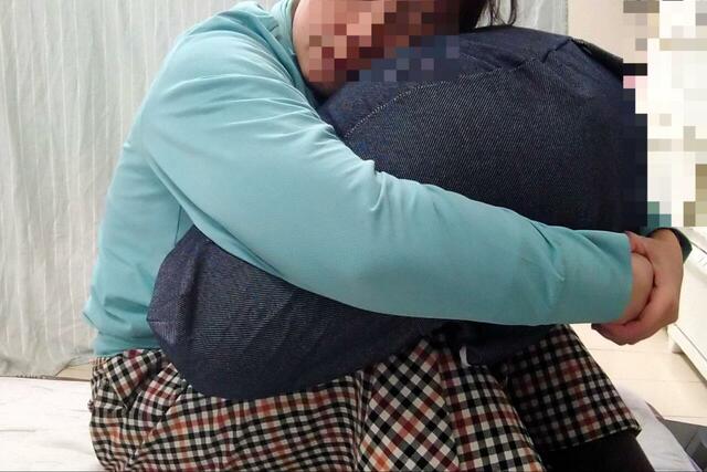 【ニトリ レストクッション】三角座りの姿勢で抱きかかえるのも気持ちいいです♪