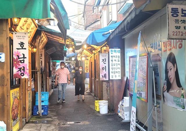 【気になる韓国、ソウルの今・忠武路】北方向から見た仁峴市場。右手にハングルで「ジンミネ」と書かれた看板が見える。繁盛店らしく向かいも店舗になっている