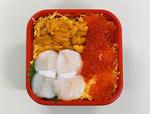 うに、いくら、ほたての三色がふんだんに乗った三色丼（税込・900円）