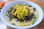 楽園商街地下市場のそうめん（チャンチククス）。海苔やズッキーニがたっぷりでヘルシー