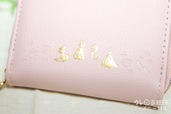【Disney PRINCESS WALLET BOOK】よく見ると、それぞれのプリンセスのモチーフの型押しもされている！