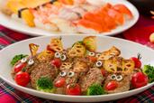 「トナカイに見立てたハンバーグ」<期間:2026年11月9日~12月25日>【「国産牛のローストビーフ」や「サンタ寿司」「トナカイハンバーグ」も登場♪USJオフィシャルホテルのブッフェでクリスマス気分を大満喫!】