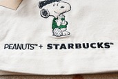【PEANUTS™＋STARBUCKS™「PEANUTS トートバッグ」】前面に施されたダブルロゴ