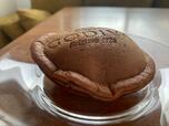 【ローソン×GODIVA Uchi Café×GODIVA どらもっち ショコラ＆フランボワーズ】クリームがたっぷり入っていることがわかる厚さ