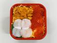 うに、いくら、ほたての三色がふんだんに乗った三色丼（税込・900円）