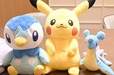 【グランド ハイアット 東京「ポケモン コラボレーション サマー 2025」】左からポッチャマ、ピカチュウ、ラプラスのぬいぐるみ。どの子と一緒に過ごす？
