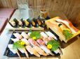 ズラリ並んだ「回らない寿司」。この何倍食べてもたったの4999円！？（サワーは食べ放題に含まれません）