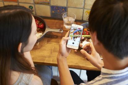 少しは気を使って 男性たちがドン引きした 彼女の食事マナー 3 食べやすいのはわかるけど Mimot ミモット