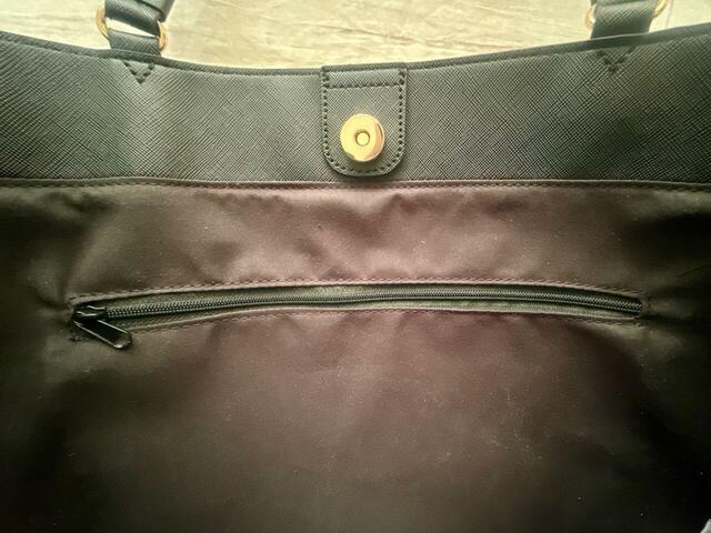 内側のボディ側にはファスナーポケットが1つついています