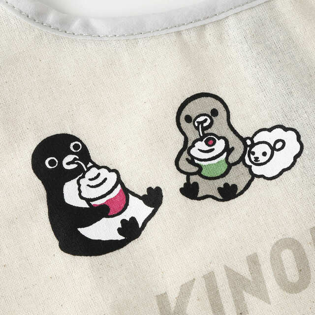 【紀ノ国屋 Suicaのペンギン コットンバッグ】グレーのデザインはドリンクを楽しんでいるSuicaのペンギンたち