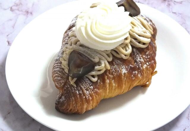 クロワッサンの中にはマロンペーストのバニラカスタードが入っています♪