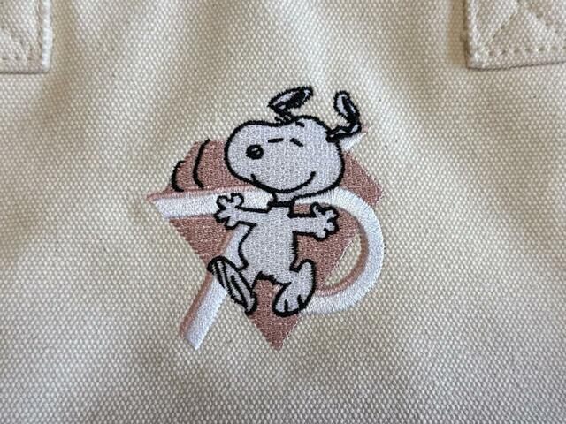 正面上部には75周年記念の刺繍入り！特別感のあるデザインがGood♪