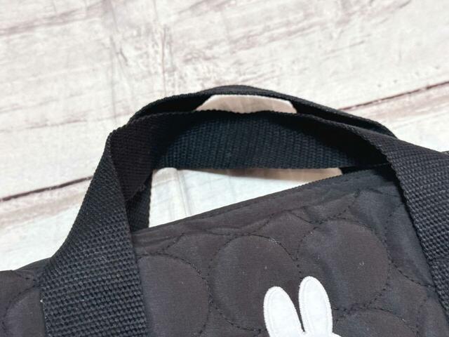 持ち手は短め。手持ちやハンドバッグ風に持てる長さ