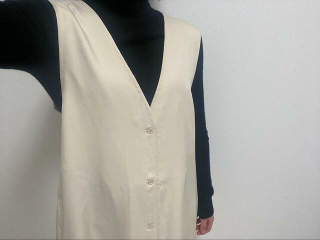 【classical elf 3WAYジレジャンパースカート】ボタンを閉じて、ボタン側を正面にする着方。大人っぽい印象になります