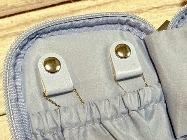 ネックレスを2本かけてみました。絡まりを防いで収納できます