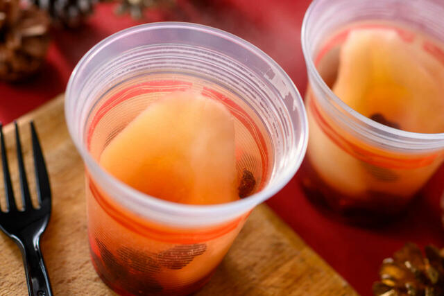 ホットホワイトサングリア(洋ナシ&ベリー) 1,000円|東京ディズニーリゾート「ディズニー・クリスマス」スペシャルメニュー|販売店舗:東京ディズニーシー「フードトラック (レッド)」