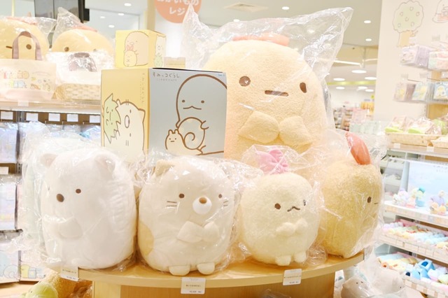 【すみっコぐらしあそびスタジオ／グッズエリア】特大のえびふらいのしっぽのぬいぐるみも！