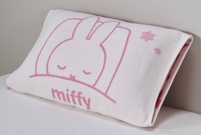 「のびのびタオルピローケース Sleep Time」価格：2,090円、サイズ：約64×34cm、カラー：グレー、ピンク（写真）